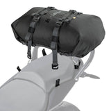Schwarzer Kriega Rollpack-20 mit robustem Design und verstellbaren Gurten, ideal für Motorradtouren und Gepäcktransport.