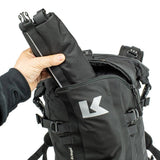 Schwarzer Kriega Rollpack-20, wasserdichter Rucksack mit verstellbaren Gurten und mehreren Fächern, für Motorradreisen.