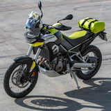 Limefarbener Kriega Rollpack-20 auf einem Motorrad, stabile Tragetasche mit verstellbaren Gurten und reflektierenden Elementen