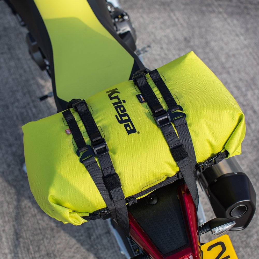 Limefarbener Kriega Rollpack-20 Rucksack mit verstellbaren Gurten und robustem Material, ideal für unterwegs.