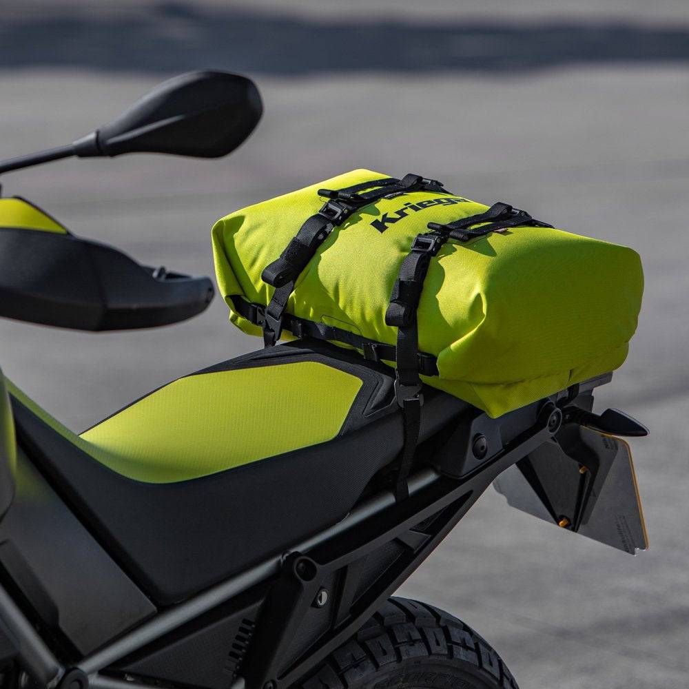 Kriega Rollpack-20 in Lime, wasserdichter Rollpack für Motorrad, mit verstellbaren Gurten und reflektierenden Details.