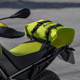 Kriega Rollpack-20 in Lime, wasserdichter Rollpack für Motorrad, mit verstellbaren Gurten und reflektierenden Details.