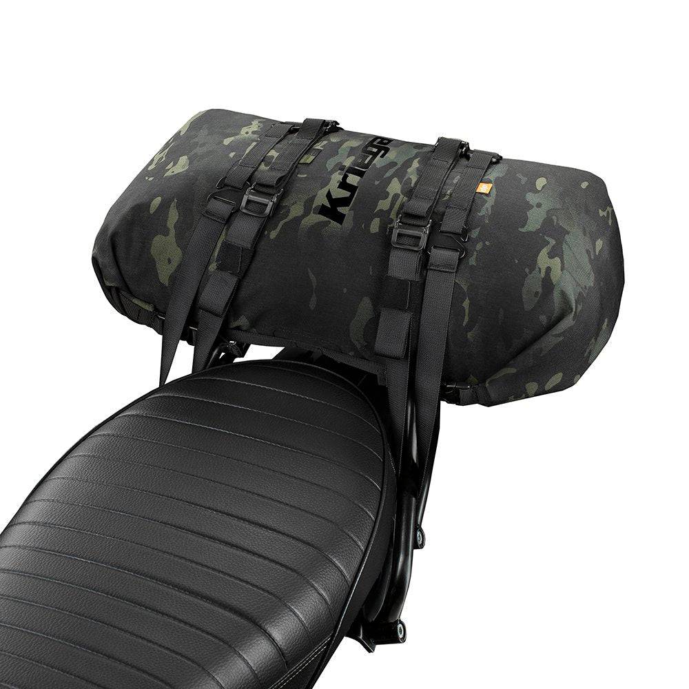 Riesiger Kriega Rollpack-20 in Multicam Black mit verstellbaren Gurten und robustem Material sichtbar auf dem Bild.