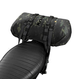 Riesiger Kriega Rollpack-20 in Multicam Black mit verstellbaren Gurten und robustem Material sichtbar auf dem Bild.