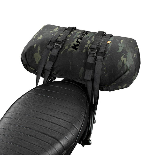 Riesiger Kriega Rollpack-20 in Multicam Black mit verstellbaren Gurten und robustem Material sichtbar auf dem Bild.