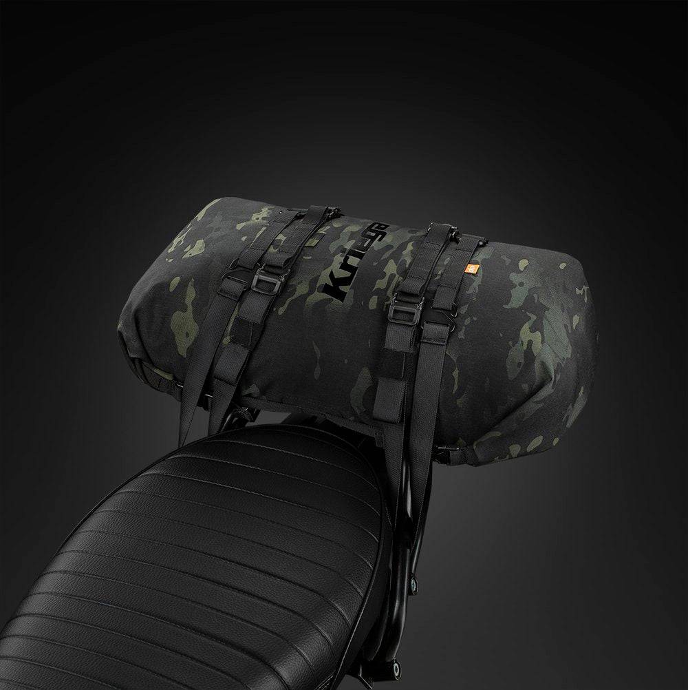 Kriega Rollpack-20 Multicam Black, wasserdichter Rollpack mit mehreren Fächern und verstellbaren Gurten, auf einem Motorrad montiert