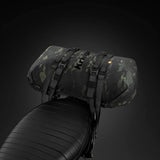 Kriega Rollpack-20 Multicam Black, wasserdichter Rollpack mit mehreren Fächern und verstellbaren Gurten, auf einem Motorrad montiert