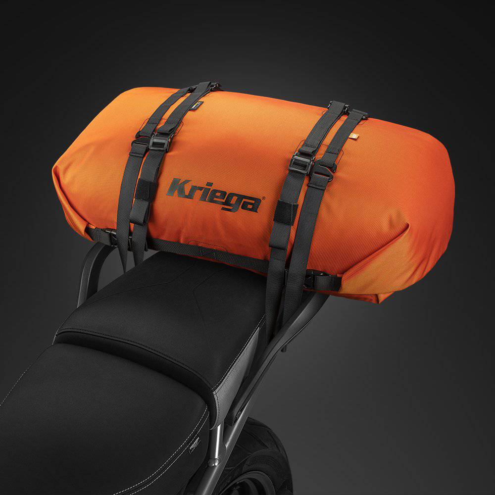Orange Kriega Rollpack-40, wasserdichte Rolltasche für Motorräder, zeigt die robuste, wasserdichte Oberfläche und Verschlüsse.