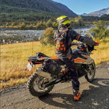 Oranger Kriega Trail 9 Rucksack mit mehreren Fächern und verstellbaren Trägern, ideal für Outdoor-Abenteuer.
