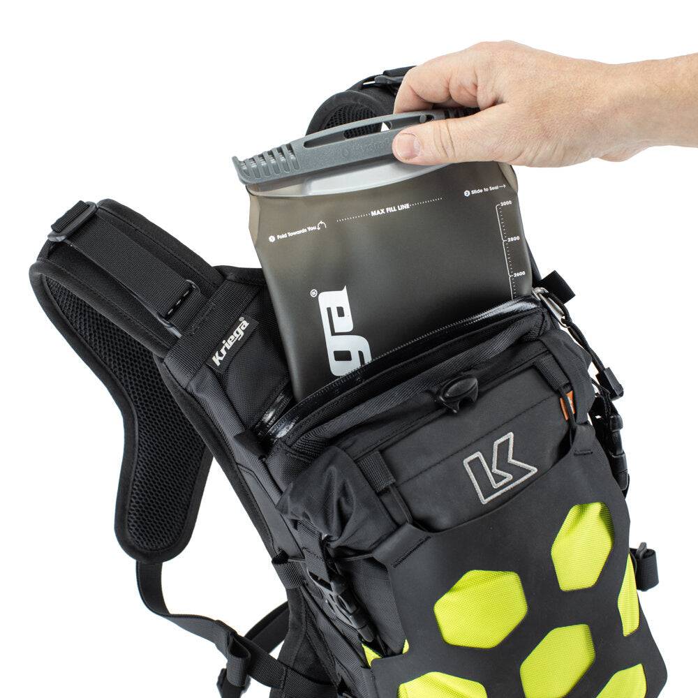 Limefarbener Kriega Trail 9 Rucksack mit mehreren Fächern und verstellbaren Schultergurten, für Outdoor-Abenteuer.