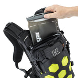 Limefarbener Kriega Trail 9 Rucksack mit mehreren Fächern und verstellbaren Schultergurten, für Outdoor-Abenteuer.