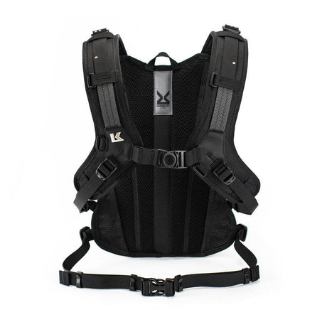 Kriega Trail 9 Rucksack in Multicam Black, mit gepolsterten Schultergurten und reflektierenden Elementen, auf einem weißen Hintergrund.