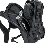 Schwarzer Kriega Trail 18 Rucksack mit mehreren Fächern und verstellbaren Schultergurten auf einem weißen Hintergrund
