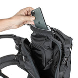 Schwarzer Kriega Trail 18 Rucksack mit mehreren Fächern und verstellbaren Schultergurten, ideal für Outdoor-Aktivitäten.