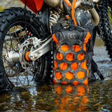 Kriega Trail 18 orange Rucksack mit gepolsterten Schultergurten und reflektierenden Elementen, ideal für Outdoor-Aktivitäten