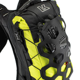 Limefarbener Kriega Trail 18 Rucksack mit mehreren Fächern und gepolsterten Trägern, ideal für Outdoor-Aktivitäten.
