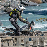 Kriega Trail 18 Rucksack in Neongrün, langlebiger Wanderrucksack mit verstellbaren Schultergurten und mehreren Fächern.
