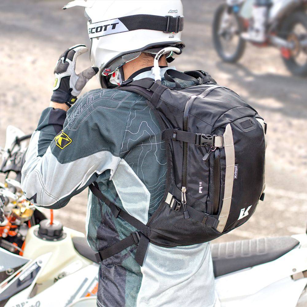 Kriega R15 Rucksack in Schwarz mit mehreren Fächern, gepolsterten Schultergurten und robustem Material.