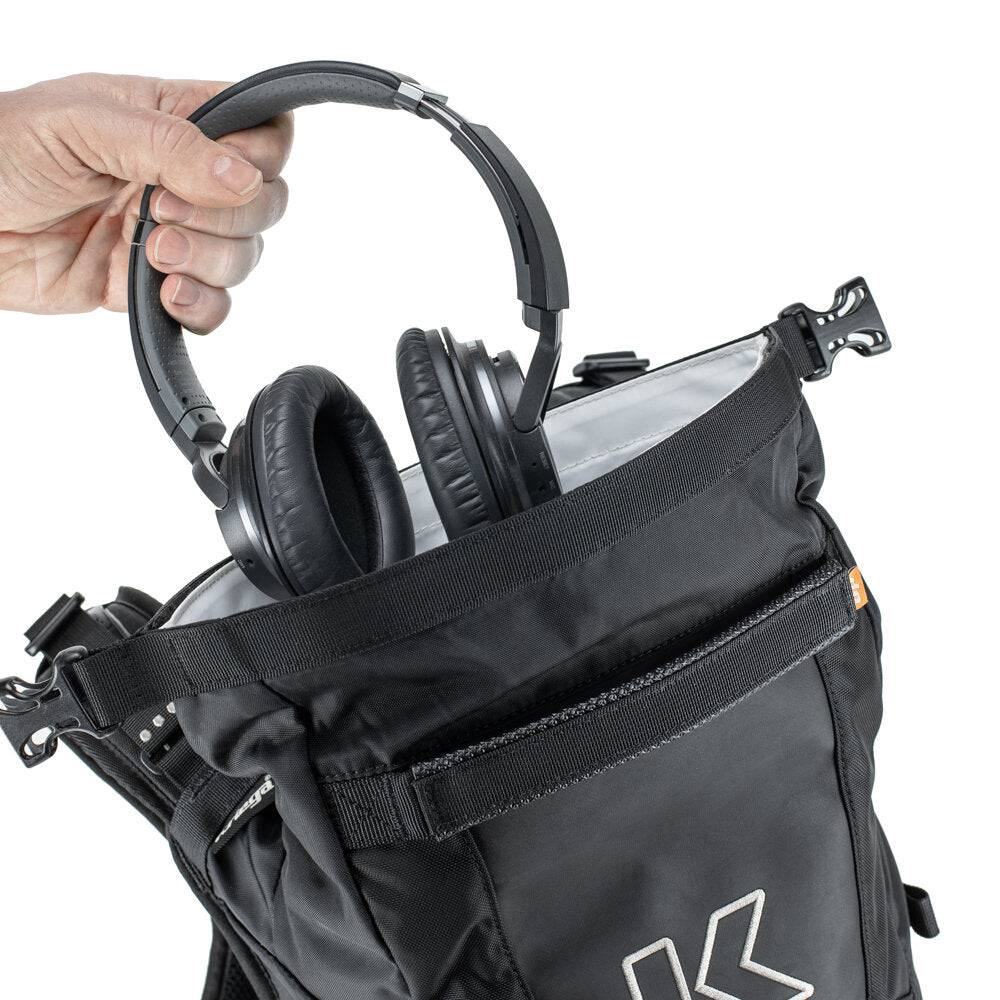 Kriega R16 Rucksack in Schwarz, zeigt verstellbare Schultergurte und robuste Bauweise, ideal für Outdoor- und Reiseabenteuer