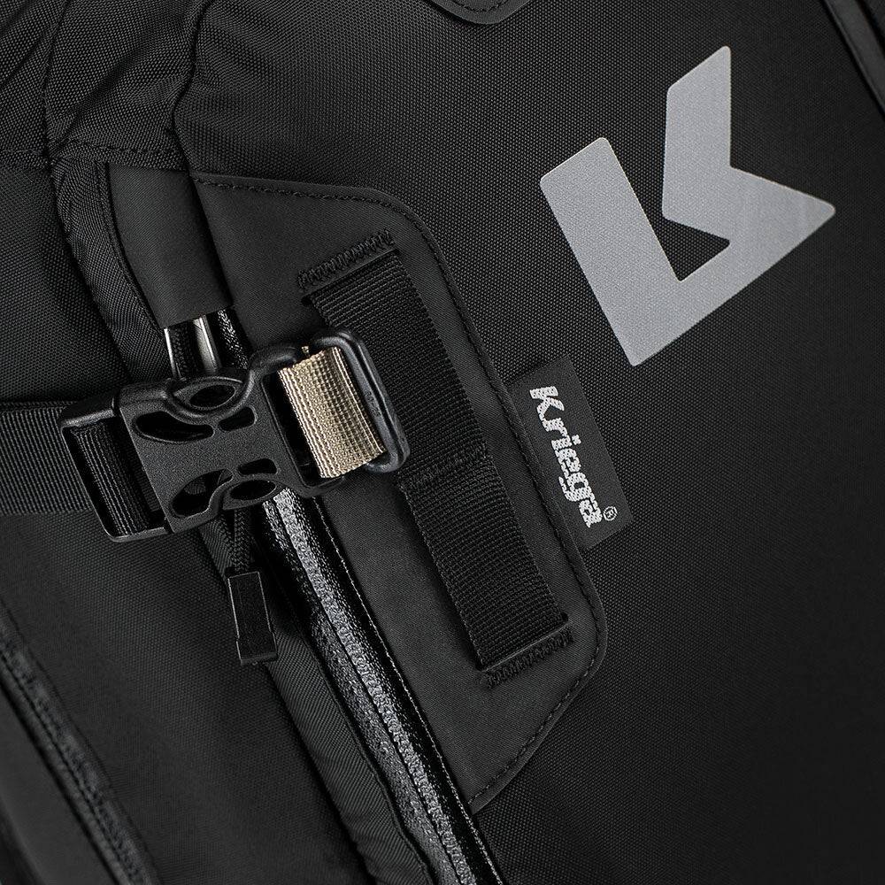 Kriega Rucksack R20 aus robustem Material, mit mehreren Fächern und verstellbaren Schultergurten, seitliche Taschen sichtbar.
