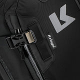 Kriega Rucksack R20 aus robustem Material, mit mehreren Fächern und verstellbaren Schultergurten, seitliche Taschen sichtbar.