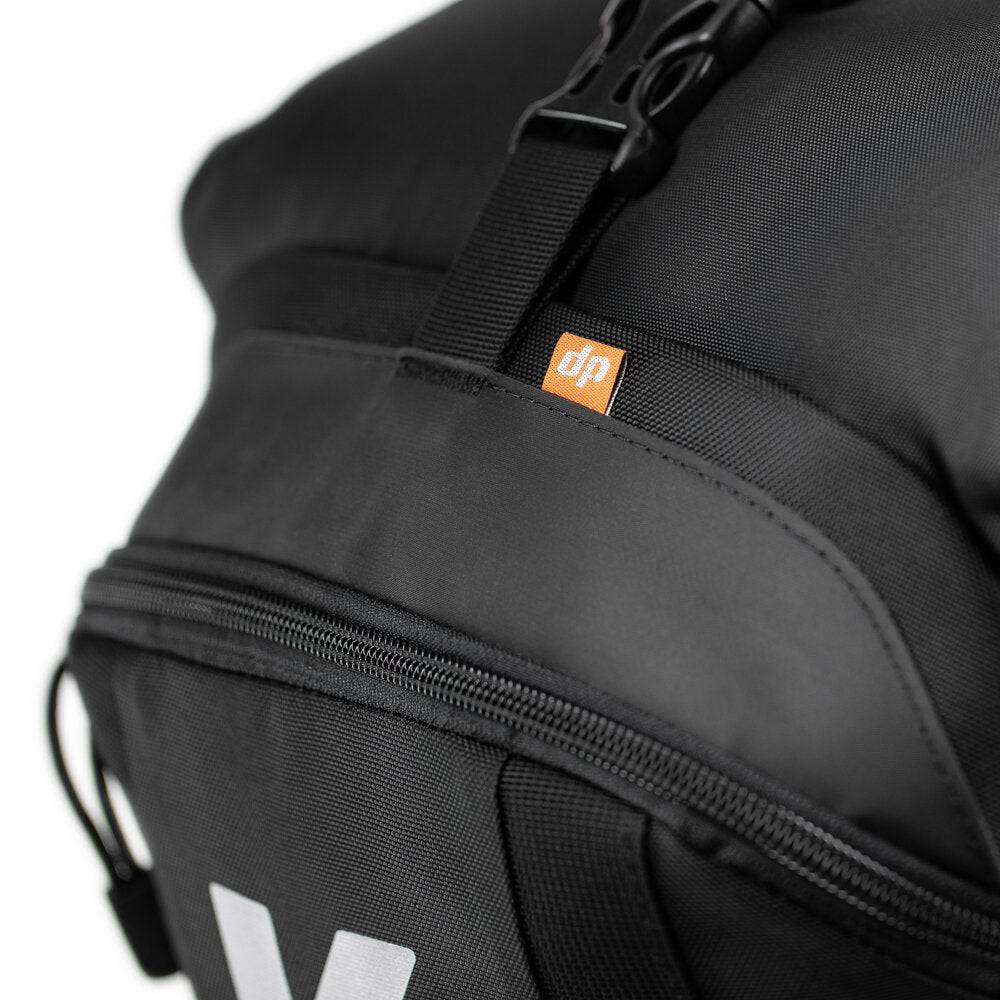 Grauer Kriega R22 Rucksack mit mehreren Fächern und verstellbaren Schultergurten, auf einem weißen Hintergrund.