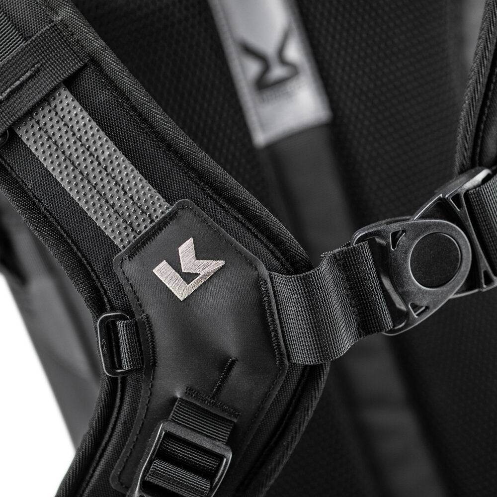 Grauer Kriega Rucksack R22 mit mehreren Fächern und gepolsterten Schultergurten, auf einem weißen Hintergrund.