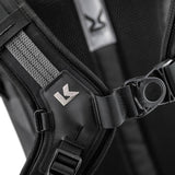 Grauer Kriega Rucksack R22 mit mehreren Fächern und gepolsterten Schultergurten, auf einem weißen Hintergrund.