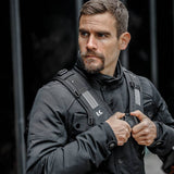 Kriega Rucksack Max 28, schwarzer Wanderrucksack mit mehreren Fächern und verstellbaren Schultergurten, ideal für Outdoor-Abenteuer
