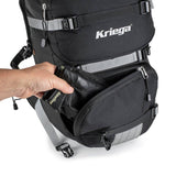 Schwarzer Kriega R30 Rucksack mit gepolsterten Schultergurten und reflektierenden Details, seitliche Taschen und robuste Konstruktion.