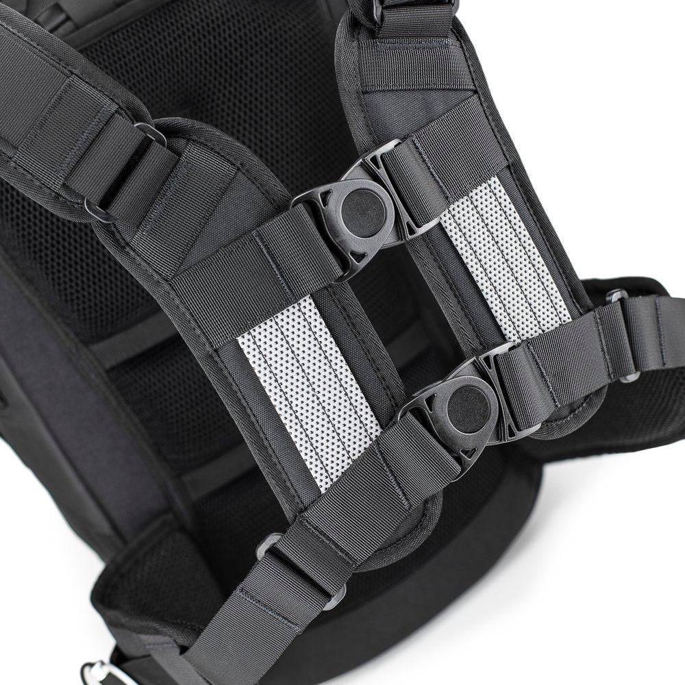 Kriega Rucksack R30 in Schwarz mit verstellbaren Schultergurten und mehreren Fächern, ideal für Tagesausflüge und Reisen.