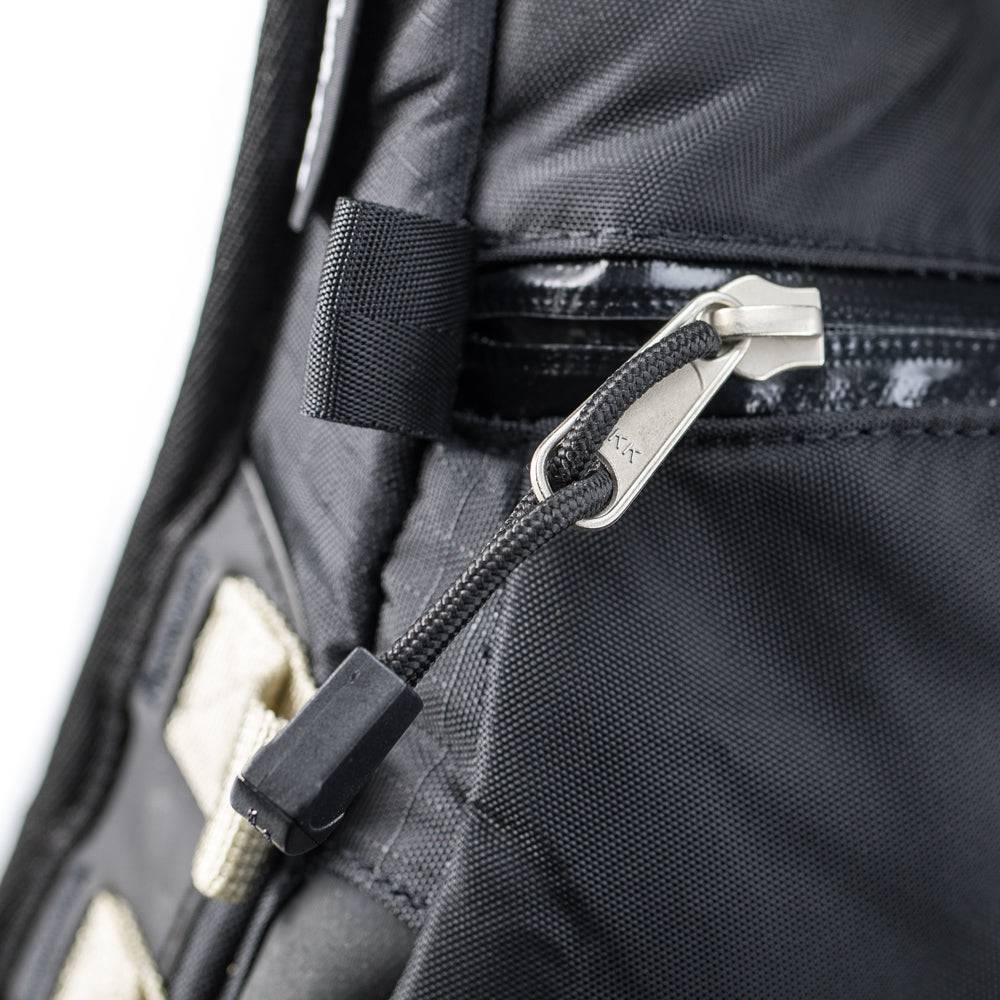 Schwarzer Kriega Hydro-3 Rucksack mit mehreren Fächern und Reflektoren, ideal für Outdoor- und Radfahr-Aktivitäten.