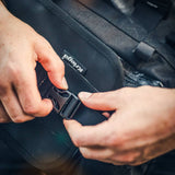 Kreiga Sling Umhängetasche aus robustem Material mit verstellbarem Tragegurt und mehreren Fächern, für Alltag und Reisen.