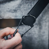 Schwarze Kriega Umhängetasche Sling aus strapazierfähigem Material mit verstellbarem Schultergurt und mehreren Fächern.