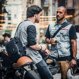 Kriega Sling Umhängetasche aus robustem Material, gebrauchsfertig mit verstellbarem Schultergurt und mehreren Fächern.