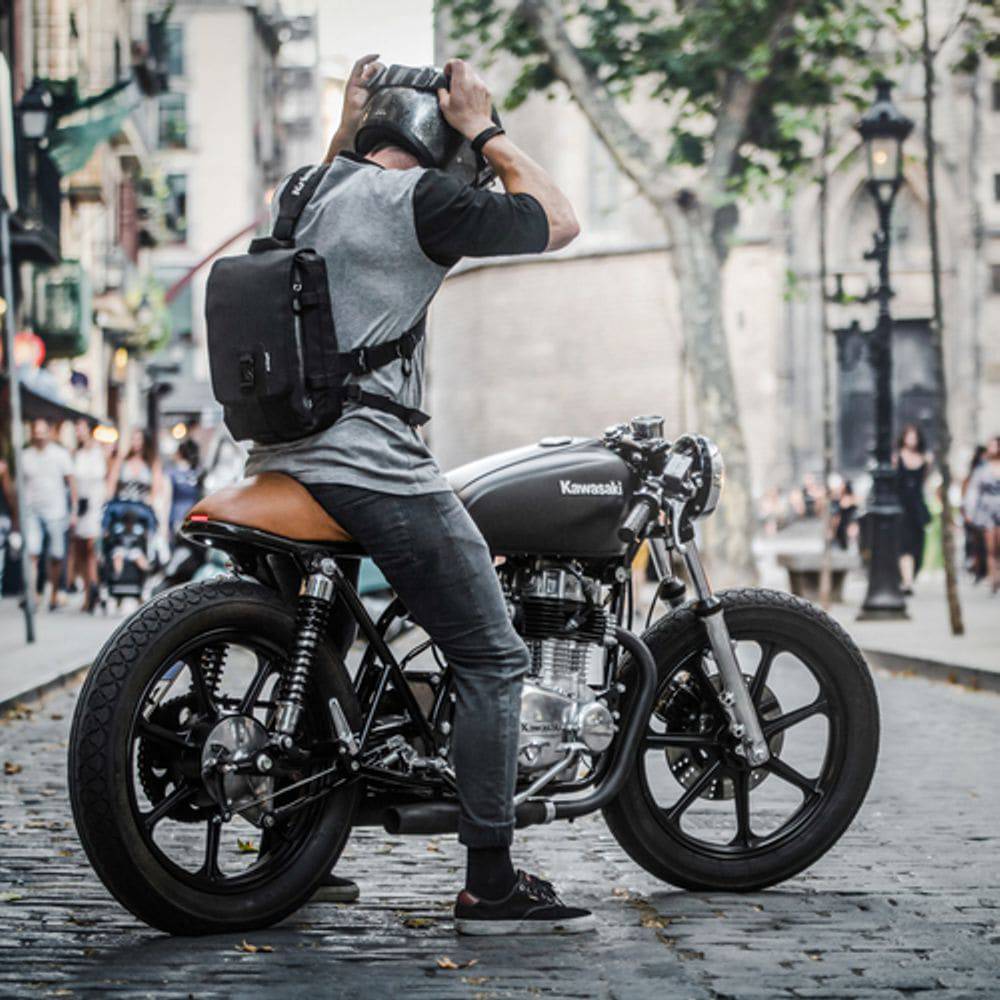 Kriega Sling Umhängetasche aus robustem Material, mit verstellbarem Gurt und mehreren Fächern für praktische Aufbewahrung.