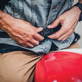 Kriega Urban Umhängetasche aus robustem Material, seitliche Taschen und verstellbarer Schulterriemen, ideal für unterwegs.