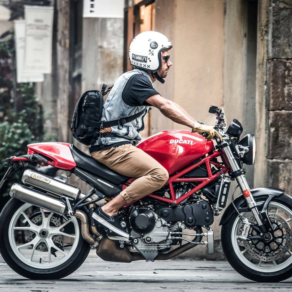 Kriega Urban Umhängetasche aus robustem Stoff mit verstellbarem Schultergurt und mehreren Fächern, ideal für den Alltag.