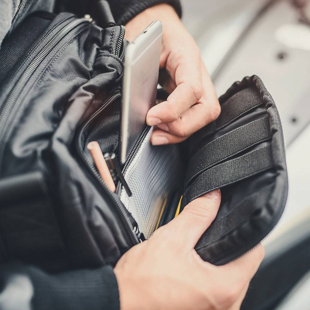 Schwarze Kriega Sling EDC Umhängetasche aus robustem Material mit verstellbarem Gurt, ideal für den Alltag.