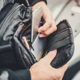 Schwarze Kriega Sling EDC Umhängetasche aus robustem Material mit verstellbarem Gurt, ideal für den Alltag.