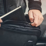 Kriega Sling EDC Umhängetasche aus strapazierfähigem Material, mit mehreren Fächern und verstellbarem Gurt, schwarz.