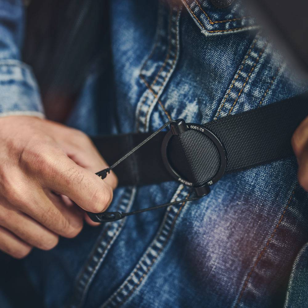 Kriega Urban EDC Umhängetasche aus robustem Material, ideal für den Alltag und Stauraum, in dunkler Farbe.