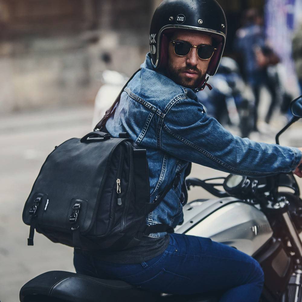 Kriega Urban EDC Umhängetasche aus robustem Material, mit Reißverschluss und Schultergurt, für den Alltag geeignet.