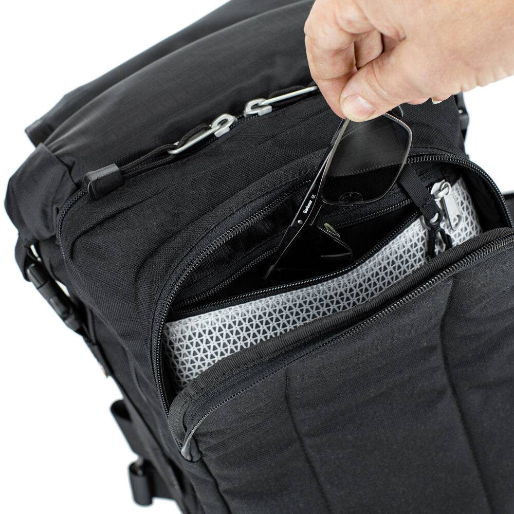 Kriega Sling Pro Umhängetasche aus strapazierfähigem Material mit verstellbarem Schultergurt und mehreren Fächern.