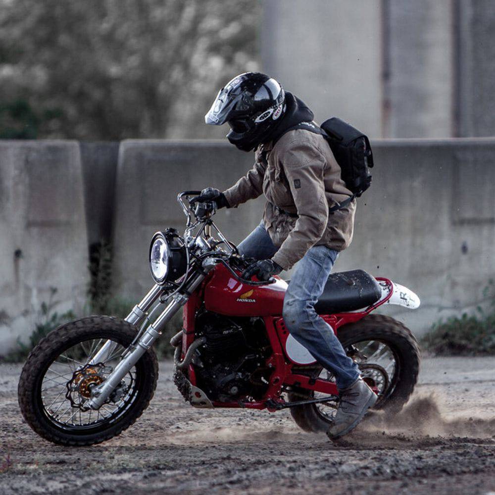 Kriega Sling Pro Umhängetasche in Schwarz mit verstellbarem Schultergurt und mehreren Fächern, ideale Taschen für unterwegs