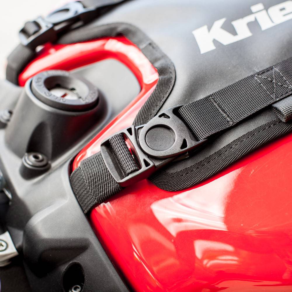 Kriega US-Drypack Tank Adapter für Tankrucksack, zeigt den schwarzen Adapter mit Anschlussstück auf einem weißen Hintergrund