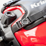 Kriega US-Drypack Tank Adapter für Tankrucksack, zeigt den schwarzen Adapter mit Anschlussstück auf einem weißen Hintergrund