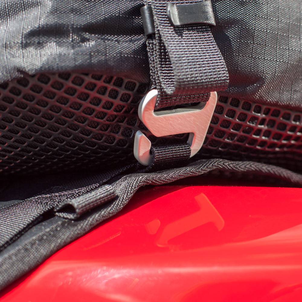 Kriega US-Drypack Tank Adapter, wetterfester Adapter für Tankrucksäcke, zeigt den Anschluss und das Material des Produkts.