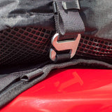 Kriega US-Drypack Tank Adapter, wetterfester Adapter für Tankrucksäcke, zeigt den Anschluss und das Material des Produkts.