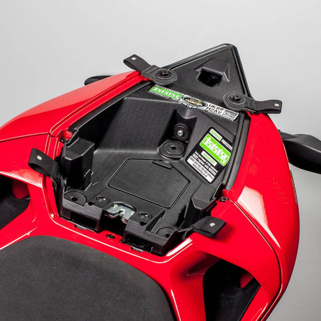 Kriega US-Drypack Montagekit für Ducati Panigale 899/1199, Befestigungssystem für die Taschen, zeigt die Montageschienen und Befestigungsteile